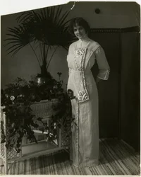 Grått turkiskt material med svartvitt broderi, Lord & Taylor, ca 1905-18
