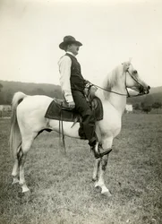 Homer Davenport serietecknare på sin arabiska häst, ca 1905-12 (gelatinsilverfoto)