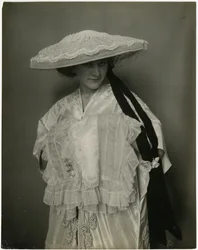Jumble Bros ?, Underkläder hatt och muff, ca 1905-11 (gelatin silver foto)