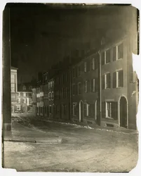 Tittar nedför West Cedar Street där den slutar och korsas av Chestnut St, Boston, USA, ca 1902-10 (foto av gelatinsilver)