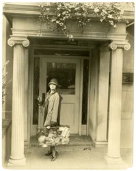 Mabel Herbert Urner, författare till Helen & Warren redo för resa till Europa, ca 1905-40 (foto av gelatinsilver)