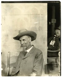 Man med hatt, medalj, ca 1905-40 (gelatinsilverfoto)