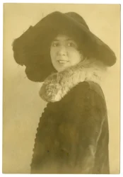 Margaret Widdemer, poet, ca 1915-25 (foto av gelatinsilver)