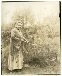 Mrs Alzirc Hewitt Wade - 88 år gammal - i trädgården i Ossining, NY, ca 1905-28 (foto av gelatinsilver)