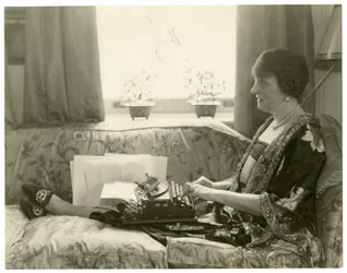 Mrs Emily Post, författare till Etiquette, ca 1926-28
