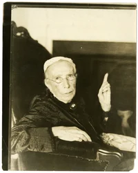 Fru Mary Moore, Brookline, Mass., 91 år gammal, reciterar en ballad, ca 1905-27