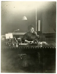 Ms Chas Netcher från Chicago, ägare till en av de största butikerna The Boston Store där. Hon är nu gift igen, hitta hennes namnbyte Mollie Alpiner Netcher Newbury, ca 1905-18 (foto i gelatinsilver)