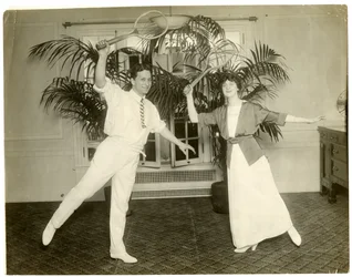 Siva fou Parisian Señor Sebastian & Mme Mann - sa latou sisiva i le tatalaina o le Albemarle Hoffman Roof garden , c.1905-18 (gelatin silver photo)swed