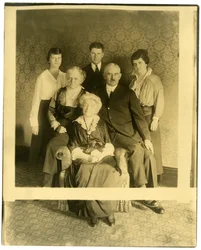 Gammal dam är Mrs Lyman James, syster till Marshall Field, ca 1905-28 (gelatinsilverfoto)