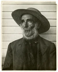 Gammal man i stråhatt, ca 1905-40 (foto av gelatinsilver)