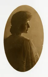 Ovalt porträtt av kvinna, ca 1905-40 (foto av gelatinsilver)