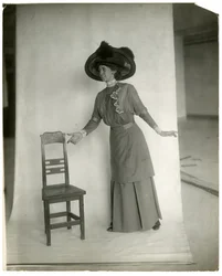 "Snälla sitta" Korrekt balans i ben, kroppsarmar och händer, ca 1905-18 (foto av gelatinsilver)