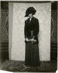 Röd sammetsdräkt med plisserad dragkjol, Arnold & Constable, ca 1905-18 (foto i gelatinsilver)