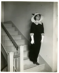 Rätt väg nerför trappor, ca 1905-18 (foto av gelatinsilver)