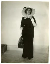 Rätt sätt att bära en väska och paraply, c.1905-18