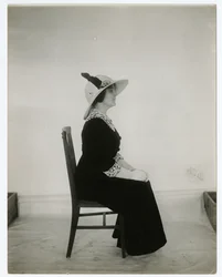 Rätt sätt att sitta i en stol, ca 1905-18 (foto av gelatinsilver)