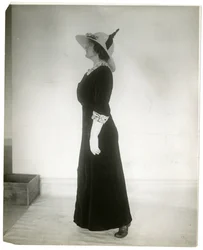 Rätt sätt att stå när man går, ca 1905-18 (foto av gelatinsilver)