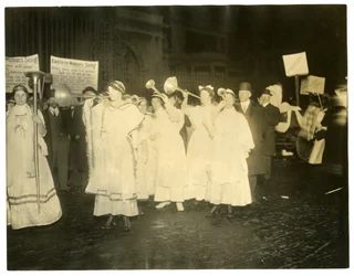 Suffrage Parade, Greenwich Village, New York, USA, ca 1915-18 (foto av gelatinsilver)