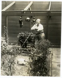 Tony Sarg i sin trädgård