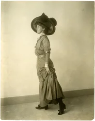 modell i fjäderhatt, ca 1905-18 (foto av gelatinsilver)