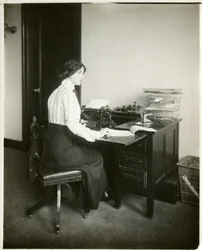 modell med skrivmaskin, ca 1905-18 (gelatinsilverfoto)
