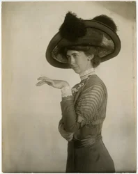 profil av fjäderhatt, ca 1905-18 (foto av gelatinsilver)