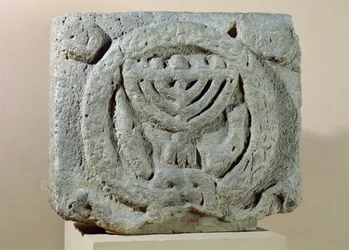 Relief som visar en menorah, från Umm Qeis (Ancient Gadara) Jordan (basalt)