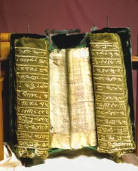 Samaritan Pentateuch-rullen i sitt speciellt dekorerade silverhus