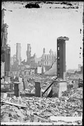 Utsikt från sydvästra hörnet av Dearborn och Monroe Street, som visar Grand Pacific Hotel i bakgrunden och ruinerna av Honore Block i förgrunden efter branden i Chicago 1871, ca 1871