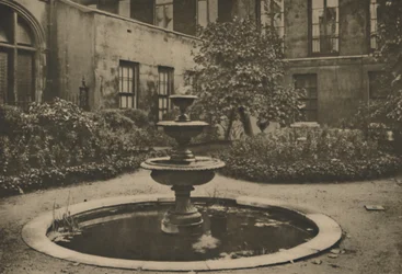 Forntida mullbärsträd och fontän i Garden of Drapers Hall, c1935.