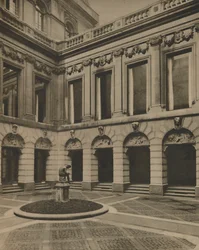 Gården till Drapers Hall på Throgmorton Street, c1935.