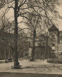 Under almarna på Courtyard of Middlesex Hospital, c1935.
