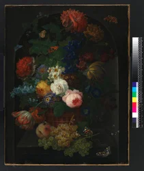 En korg med blommor med frukt