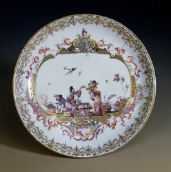 Tysk konst: Meissen Porslin. Chinoiserie som representerar asiatiska karaktärer som dricker teet. Fat dekorerad av Johann Gregor Hoeroldt (eller Herold 1696-1775), cirka 1730. Paris, Dekorativ konst