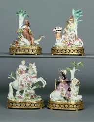 Fyra Meissengrupper som representerar de fyra kontinenterna, monterade med förgylld brons i Ludvig XVI-stil, modellerade av Johann Joachim Kändler (1706-75), mitten av 1700-talet