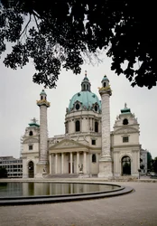 Utsikt över kyrkan St. Charles Borromee, byggd av arkitekten Johann Bernhard Fischer von Erlach (1656-1723) och färdigställd av hans son Joseph Emanuel. Wien, Österrike