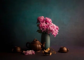 Te-stund med rosa krysantemum