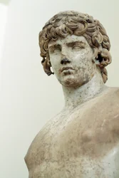 Antinoos, staty i parisk marmor, från Apollontemplet i Delfi, Grekland, romersk civilisation, 200-talet e.Kr., detalj.