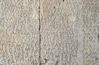 Gortyns lag, doriska inskriptioner på stenplattor, Gortyn, Kreta, Grekland, grekisk civilisation, 500-talet f.Kr., Detalj (foto)