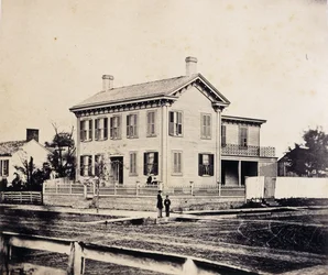 Abraham Lincoln poserar inför sitt hem i Springfield, Massachusetts, ca 1860-1870-talet (albumintryck)