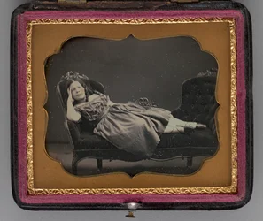 Namnlöst porträtt av en flicka liggande på en schäslong, 1855.