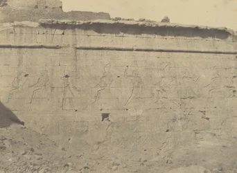 Edfu, skulpturer och inskriptioner av den östra fasaden av inhägnadsväggen