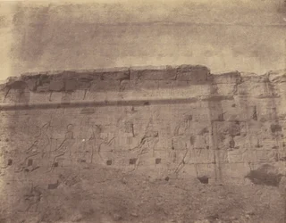 Edfu, skulpturer och inskriptioner av den östra fasaden av inhägnadsväggen