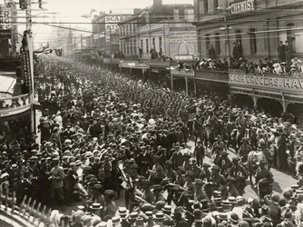 12:e bataljonen, AIF, marscherar genom staden innan de går ombord för tjänstgöring utomlands, Hobart, Tasmanien, 14 oktober 1914.