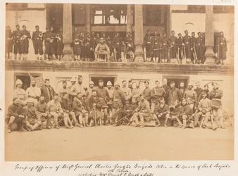 Officerare och män från brigadgeneral Goughs brigad togs på torget i Shah Shujahs palats, 1880