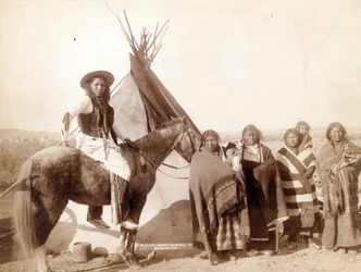 Lakota indiska kvinnor vid tipi, 1891