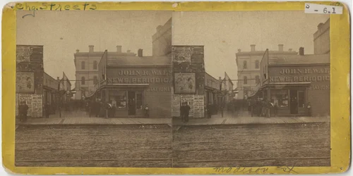 Vy över John R. Walsh Periodicals butik på Madison Street, Chicago med postkontoret i bakgrunden, 1869