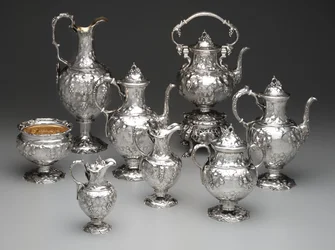 Vattenkokare på stativ, kaffekanna, chokladkanna, slopskål, sockerskål, mjölkkanna, gräddkanna och äpplen, ca 1851 (silver och elfenben)