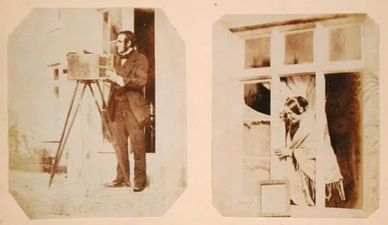 Självporträtt till vänster och Emma Thomasina Llewelyn (1808-81) som trycker ett pappersnegativ i solen till höger