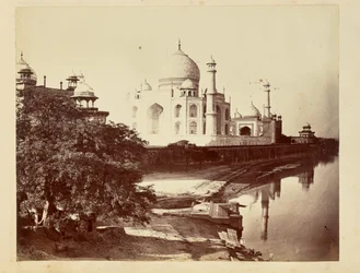 [Taj Mahal från stranden av Yamuna-floden]